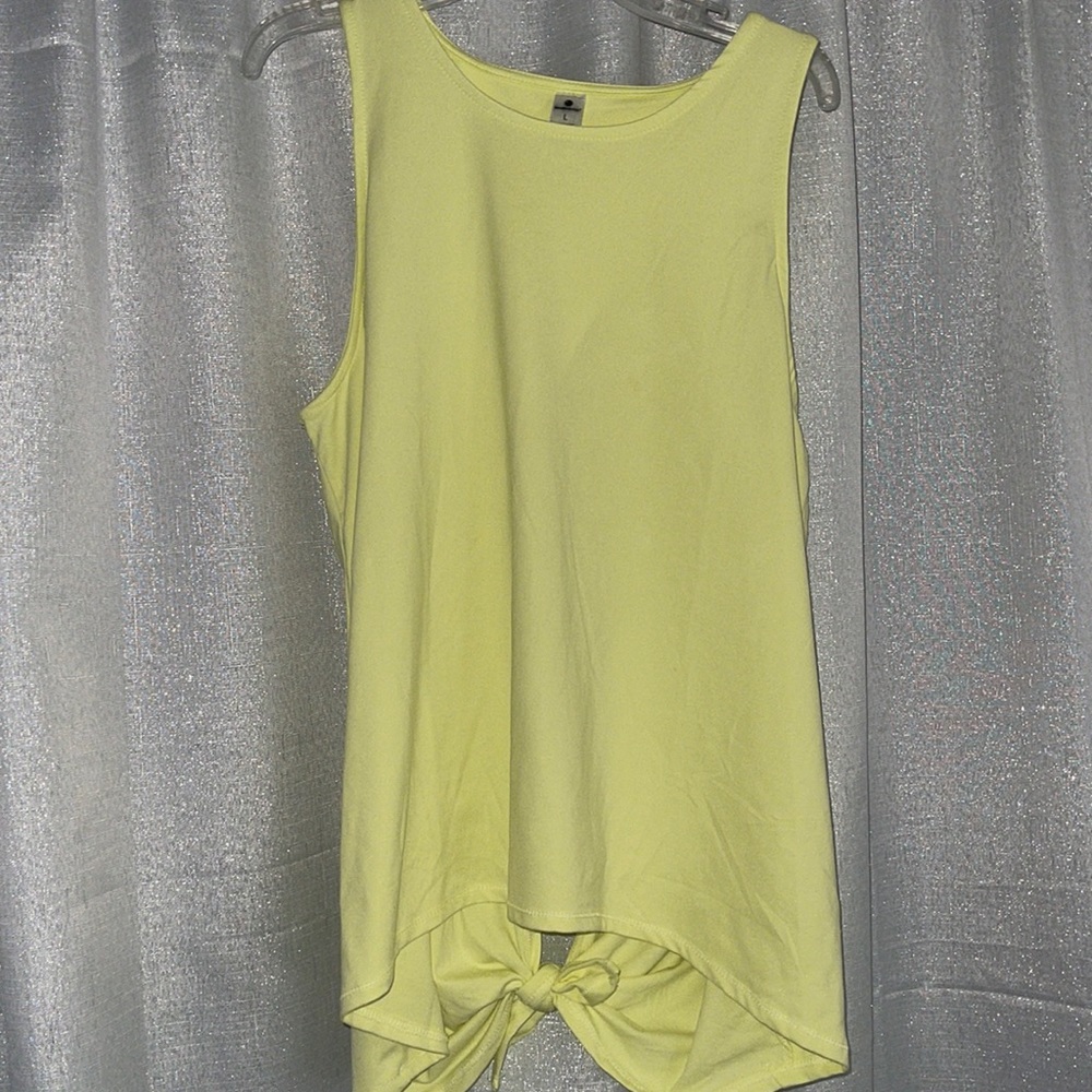 Yogalicious size large top with open back